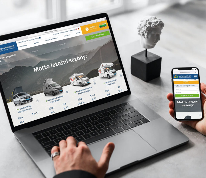 Ukázka zobrazení na notebooku a mobilním zařízení